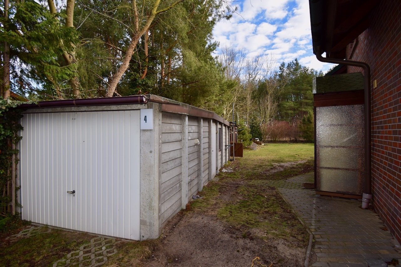 Garage/ Einfahrt Garage/ Einfahrt