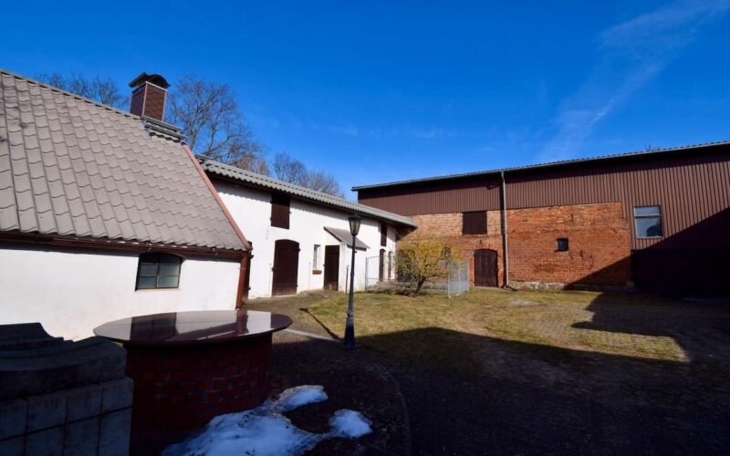 Hof mit Scheune und Nebengelas
